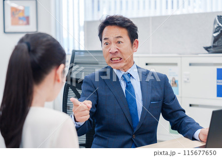 上司からパワハラを受ける社員 115677650