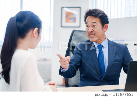 上司からパワハラを受ける社員 115677653