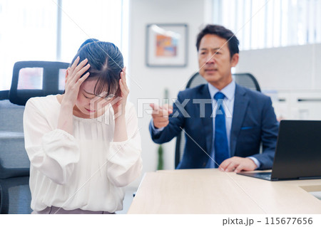 上司からパワハラを受ける社員 115677656