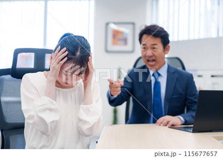 上司からパワハラを受ける社員 115677657