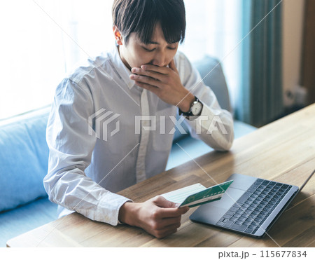 通帳を見る男性 通帳を見る男性 115677834