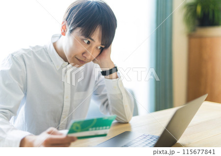 通帳を見る男性 通帳を見る男性 115677841