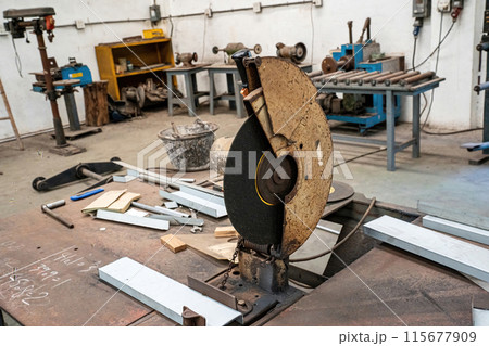 Division of equipment and small industrial tools 115677909