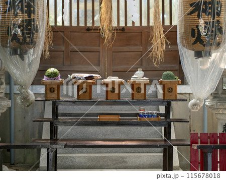 供物が置かれた神社の祭壇 115678018