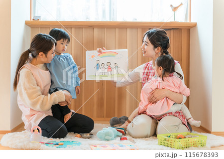 お絵描きする保育園・幼稚園・託児所・保育所で働く保育士・保母さん・ベビーシッター 115678393