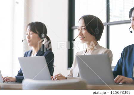 インカムで話すコールセンターの女性達 インカムで話すコールセンターの女性達 115678395