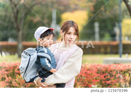 保育園・幼稚園のイベントで秋の遠足で泣く子供 保育園・幼稚園のイベントで秋の遠足で泣く子供 115678396