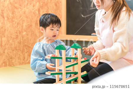 保育園・幼稚園・託児所・保育所で遊ぶ子供・赤ちゃんと保育士・ベビーシッター 保育園・幼稚園・託児所・保育所で遊ぶ子供・赤ちゃんと保育士・ベビーシッター 115678651