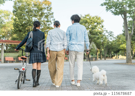 公園を歩く中学生・高校生と両親の家族・ファミリー(犬・ペット・娘・両親・3人) 公園を歩く中学生・高校生と両親の家族・ファミリー(犬・ペット・娘・両親・3人) 115678687