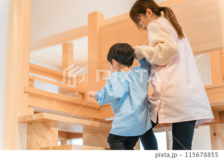 保育園・幼稚園・託児所・保育所の階段で遊ぶ子供・赤ちゃんと保育士・ベビーシッター 保育園・幼稚園・託児所・保育所の階段で遊ぶ子供・赤ちゃんと保育士・ベビーシッター 115678855