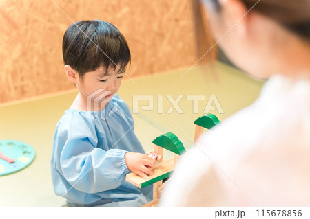 保育園・幼稚園・託児所・保育所で遊ぶ子供・赤ちゃんと保育士・ベビーシッター 115678856