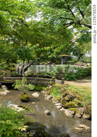 石橋架かるせせらぎに石付き盆栽と州浜　日本庭園　秋田県 115678859