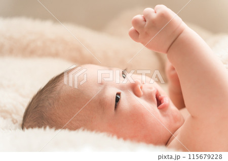 ふわふわの毛布で寝る赤ちゃん・赤ん坊・ベビー 115679228