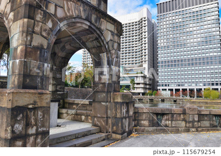 和田倉門守衛所跡と和田倉橋と和田倉濠（東京都千代田区皇居外苑） 115679254