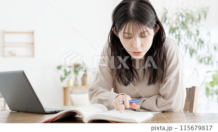 自宅で資格の勉強をする女性 115679817