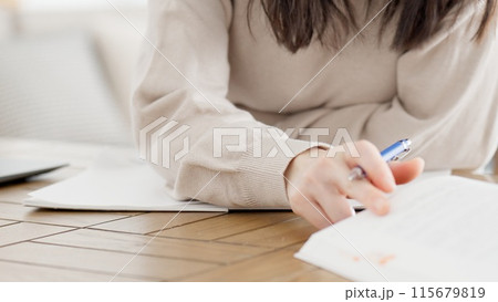 自宅で資格の勉強をする女性 115679819