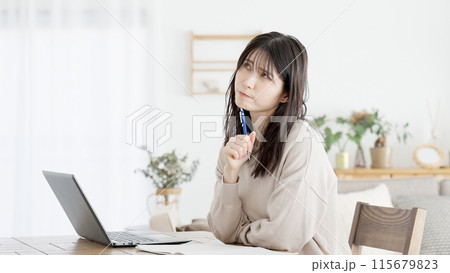 勉強で行き詰まる女性 115679823