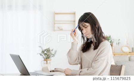 勉強で行き詰まる女性 勉強で行き詰まる女性 115679825