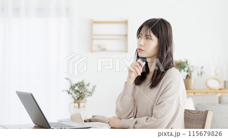 勉強で行き詰まる女性 115679826