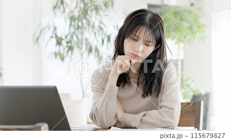 勉強で行き詰まる女性 115679827