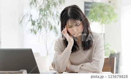 勉強で行き詰まる女性 勉強で行き詰まる女性 115679828