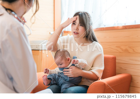 産後ケア・産後うつ・産後の体調不良で病院を受診する主婦・ママ 115679845