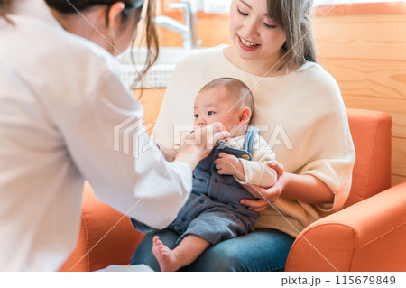 乳幼児健診・赤ちゃんに予防接種・注射・定期検診・産後ケアする産婦人科・新生児科・医者・医師・女医 115679849