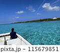 珊瑚礁の青い海　　船でたそがれる人　横 115679851