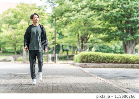 公園を散歩・ウォーキング・ランニングする男性（有酸素運動・ダイエット・脂肪燃焼） 115680266