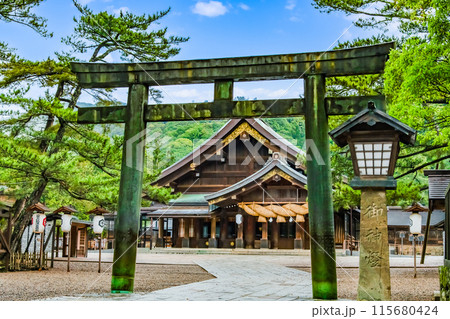出雲大社 銅鳥居と拝殿 出雲大社 銅鳥居と拝殿 115680424