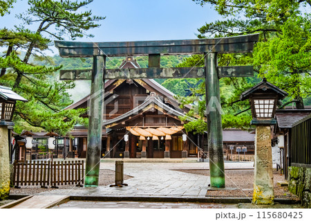 出雲大社 銅鳥居と拝殿 出雲大社 銅鳥居と拝殿 115680425