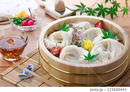 素麺桶に盛り付けたそうめん 夏イメージ 115680443