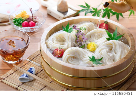 素麺桶に盛り付けたそうめん 夏イメージ 素麺桶に盛り付けたそうめん 夏イメージ 115680451