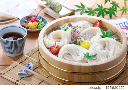 素麺桶に盛り付けたそうめん 夏イメージ 115680471