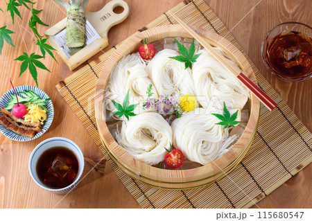 素麺桶に盛り付けたそうめん 夏イメージ （俯瞰撮影） 115680547