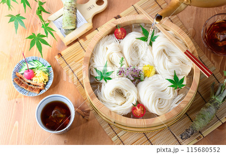 素麺桶に盛り付けたそうめん 夏イメージ （俯瞰撮影） 115680552