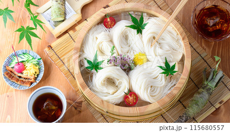 素麺桶に盛り付けたそうめん 夏イメージ （俯瞰撮影） 115680557