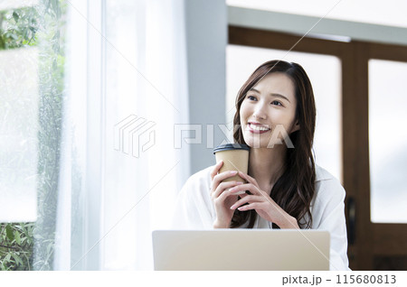 カフェでテレワークをする若い女性 115680813