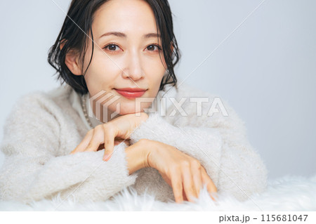 ミドル女性のビューティーポートレート　スキンケア　コスメ 115681047
