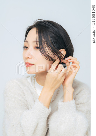 ミドル女性のビューティーポートレート　スキンケア　コスメ 115681049