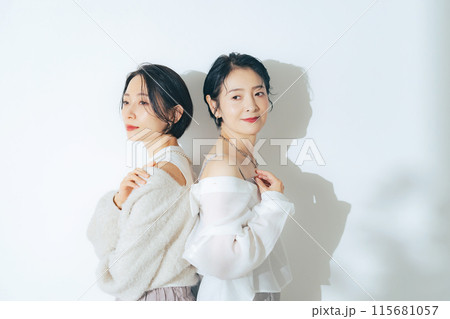 お洒落なミドル女性のファッションポートレート スキンケア コスメ お洒落なミドル女性のファッションポートレート スキンケア コスメ 115681057