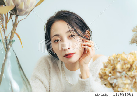 ミドル女性のビューティーポートレート　スキンケア　コスメ 115681062