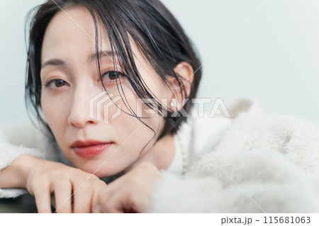 ミドル女性のビューティーポートレート　スキンケア　コスメ 115681063