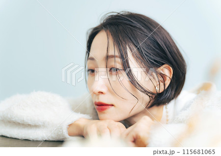 ミドル女性のビューティーポートレート　スキンケア　コスメ 115681065