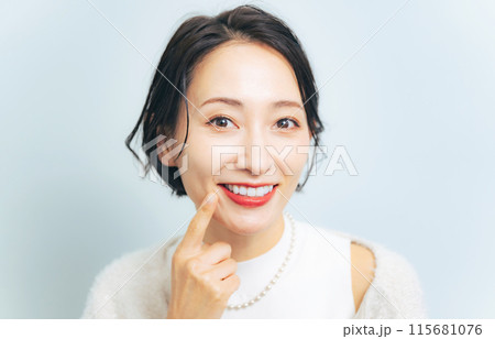 白い歯をみせる女性　デンタルケア　ホワイトニング 115681076