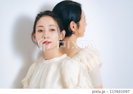 ミドル女性二人のビューティーポートレート　スキンケア　コスメ 115681097