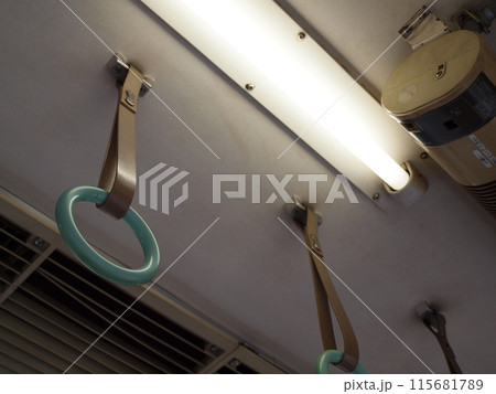 古い電車の吊り革 115681789