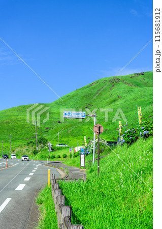 初夏の青空を背景に大自然の俵山と周辺風景 (観光スポット俵山 交流館 萌の里) 初夏の青空を背景に大自然の俵山と周辺風景 (観光スポット俵山 交流館 萌の里) 115681912