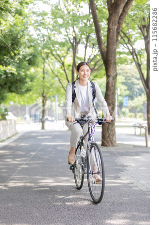 ビジネスウーマン 自転車通勤イメージ ビジネスウーマン 自転車通勤イメージ 115682286