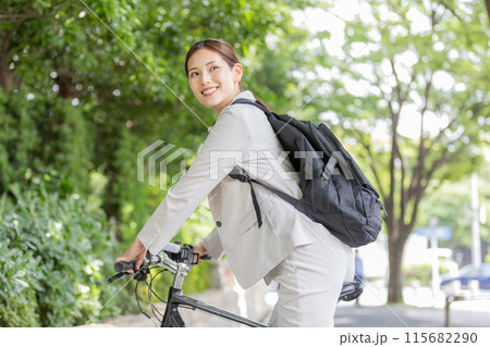 ビジネスウーマン 自転車通勤イメージ ビジネスウーマン 自転車通勤イメージ 115682290